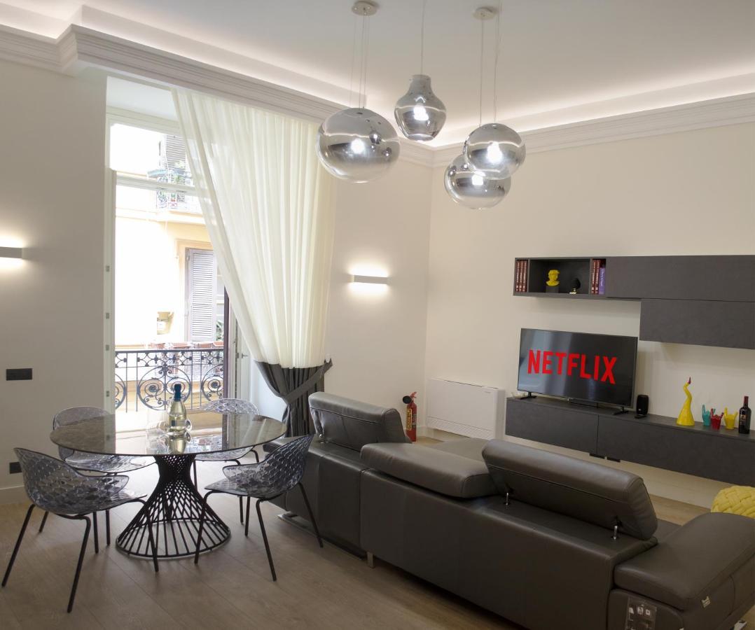 Fafgrandsuitenapoli * Neapel